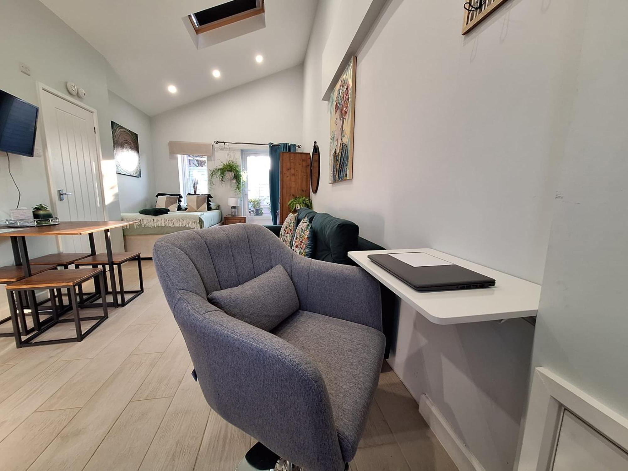 New, Stylish Studio Flat With Private Patio And Free On-Street Parking Check Out At 11Am Bournemouth Exteriér fotografie