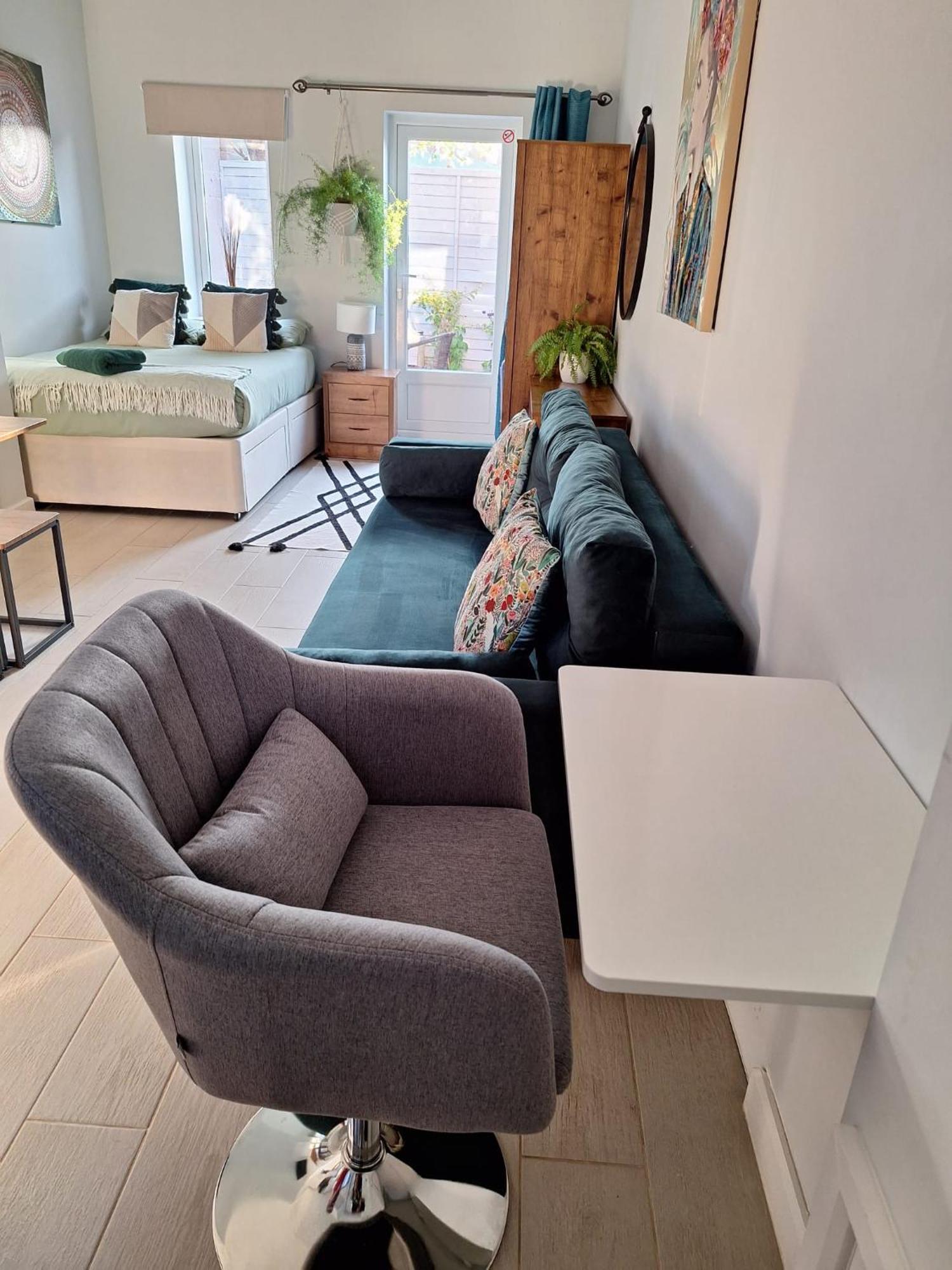 New, Stylish Studio Flat With Private Patio And Free On-Street Parking Check Out At 11Am Bournemouth Exteriér fotografie